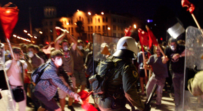 Македонската полиция за борба с масовите безредици използва звукови гранати