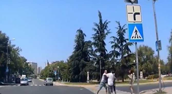 Шофьор и пешеходец се биха на кръстовище в Бургас. Удари