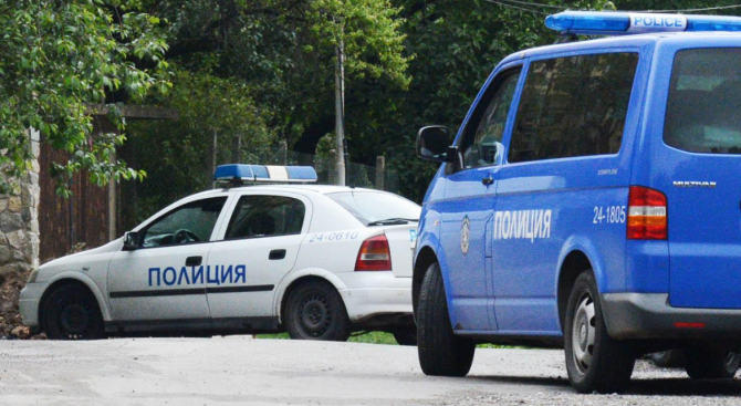Вчера служители на Районно управление на МВР-Дупница задържали петима младежи
