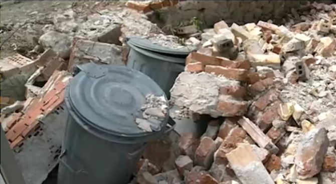 Бурният вятър събори огромна стена в Стария град на Пловдив.