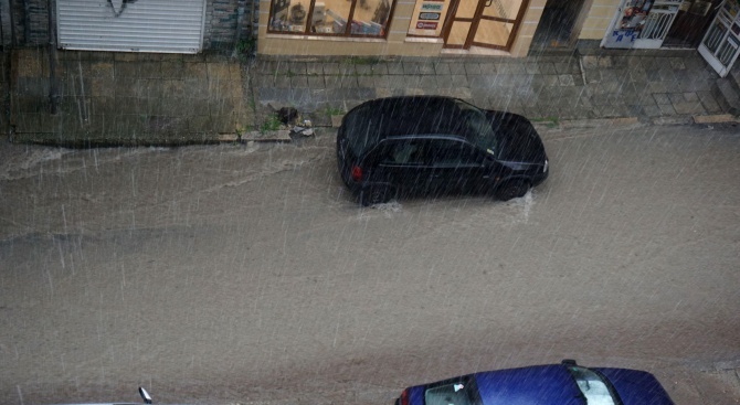 Проливен дъжд превърна улиците на Сливен в кални реки,съобщава БТВ.