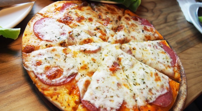 За мнозина току-що приготвената от майстор пица е неустоимо изкушение.