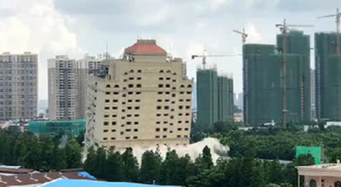 15-етажен хотел беше разрушен в китайската провинция Гуандун. Внушителната сграда