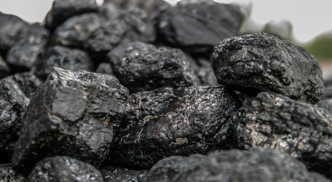 Камион, натоварен с над 15 тона незаконно добити въглища, е