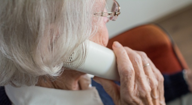 Възрастна жена от лясковското село Джулюница е дала на телефонни