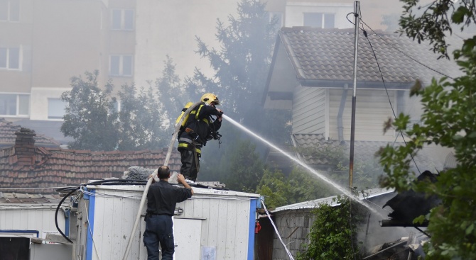 Пожар гори в столичния квартал "Надежда – 6", предаде Булфото.