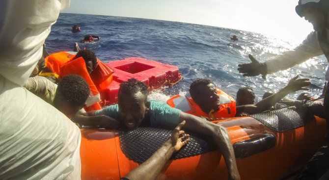 Над 60 мигранти са смятани за мъртви, след като лодката