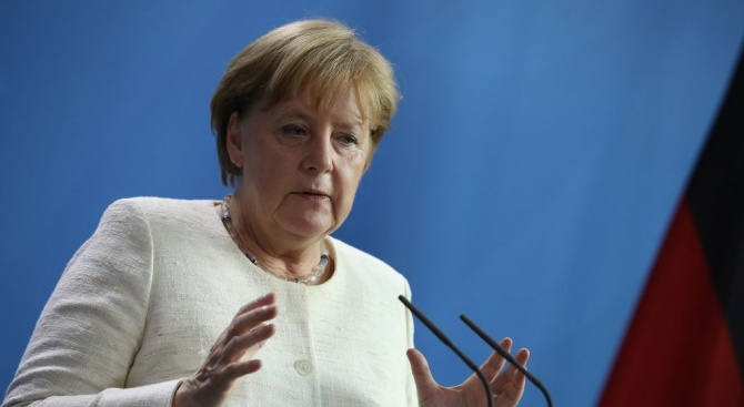 Германският канцлер Ангела Меркел се готви да предприеме спешни мерки,
