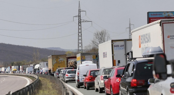 На българо-сръбската граница на ГКПП "Калотина" трафикът е интензивен на