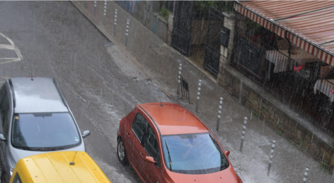 Община Плевен отстранява щетите от поредния проливен дъжд, който падна