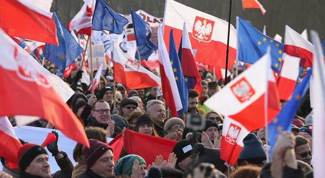 Стотици активисти протестираха снощи пред сградата на полския парламент срещу