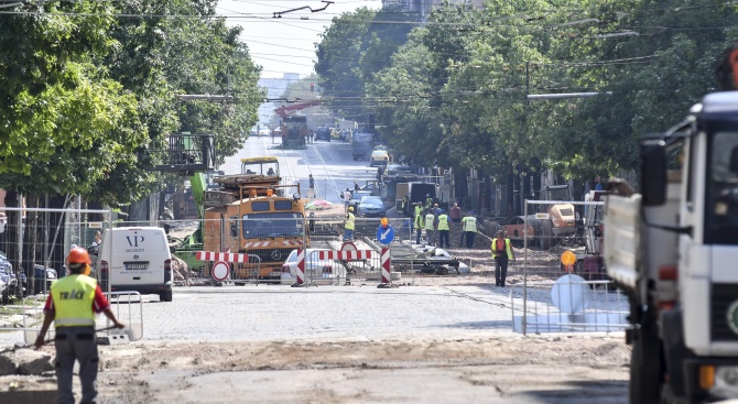 Продължава ремонтът на кръстовището на булевардите „България” и „Иван Гешов”.
