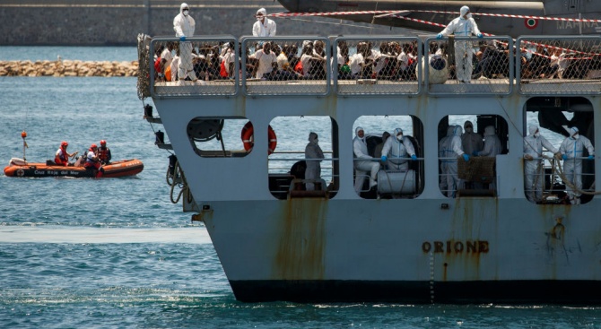 Франция ще приеме 132 бежанци от корабите на двете хуманитарни