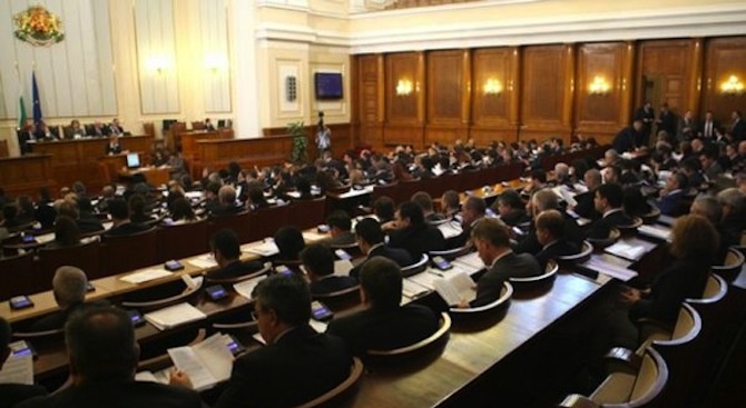 Парламентът прие на първо четене промените в Закона за задължителното