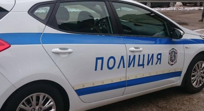 Грабеж на мобилен телефон разследват великотърновски криминалисти, съобщават от полицията.
