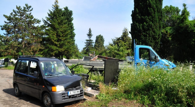 Камион Мерцедес и автомобил Фиат катастрофираха на алеите в гробищния