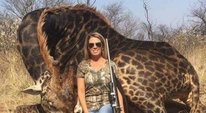 Американка, която застреля жираф в Африка, се превърна в обект