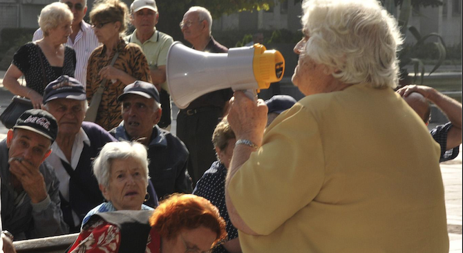 Две пенсионерски организации излязоха на протест пред Народното събрание с