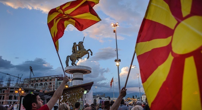 Македонският парламент ратифицира днес историческото споразумение със съседна Гърция за