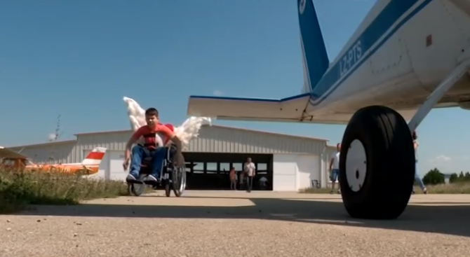 Историята на едно момче в инвалидна количка започва така -