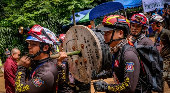 Спасители копаят над сто тунела в планината в Тайланд в