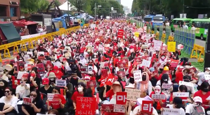 Хиляди южнокорейки се събраха в Сеул с искане за по-строги
