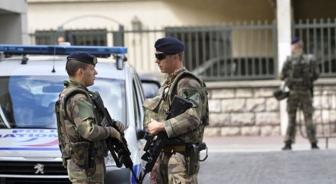 Френски полицаи ликвидираха мъж, опитал се да нападне с нож