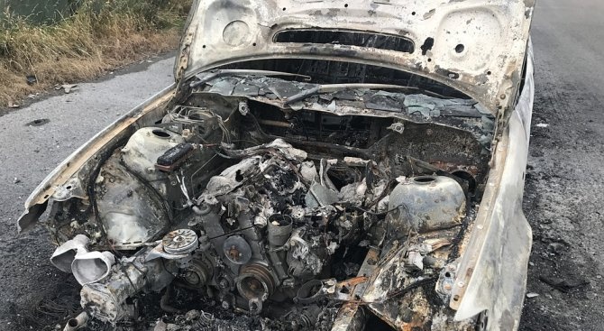 Две леки коли са изгорели напълно при пожар в Нови