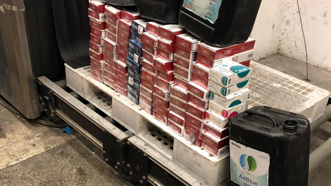4990 кутии (99 800 къса) нелегални цигари задържаха митнически служители