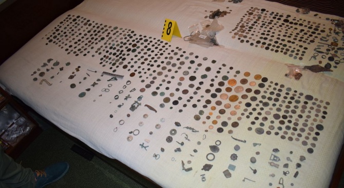 Криминалисти на ОДМВР-Стара Загора откриха и иззеха голямо количество предмети