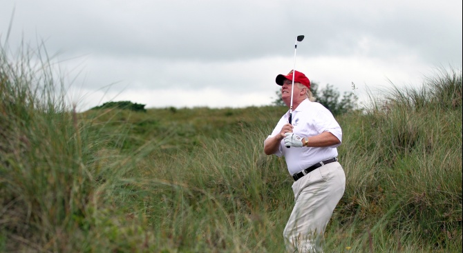 Тръмп поигра голф, докато хиляди протестираха срещу него