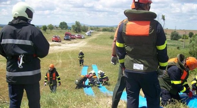 Спасителна акция за евакуиране на пострадала туристка се провежда край