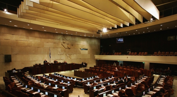 Противоречив закон прие израелският парламент, предаде Би Би Си. Депутатите