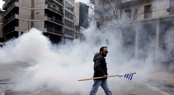 Анархисти в Гърция хвърлиха червена боя по фасадата на министерството