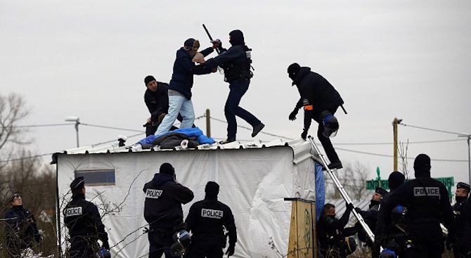 Френската полиция нахлу и премахна импровизиран бежански лагер в парк