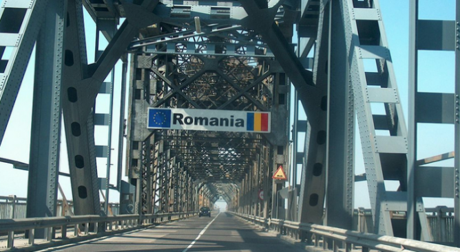Над 200 килограма колбаси конфискуваха граничните полицаи на Дунав мост