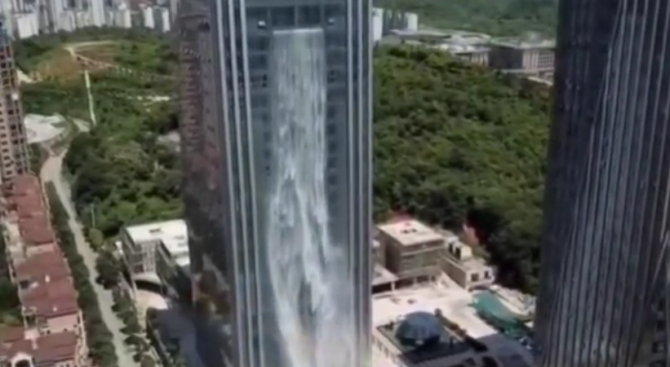 В китайския град Гуейян е пуснат в експлоатация изкуствен водопад,