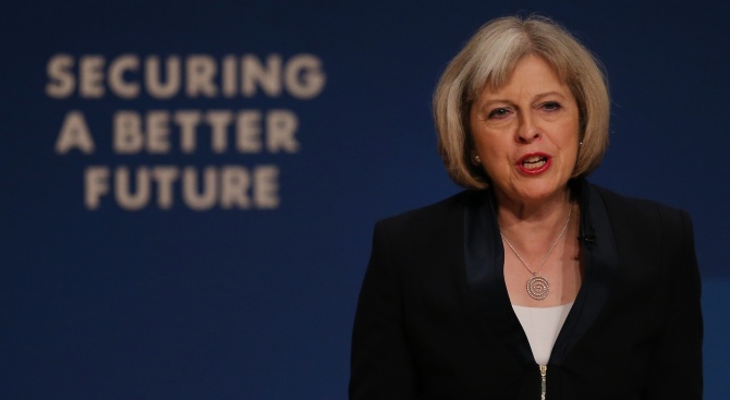 Британският премиер Тереза Мей си върна контрола върху решаващите преговори