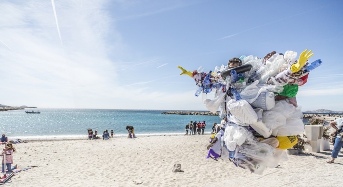 Чилийски учени представиха разтворими във вода пластмасови торбички, които не