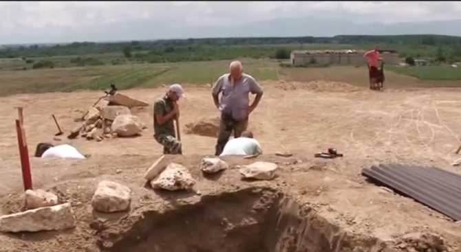 Откриха огромна тракийска гробница край пловдивско село. Екип от археолози