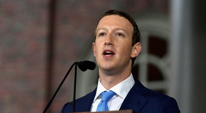 Създателят и шеф на американската компания Фейсбук Марк Зукърбърг падна