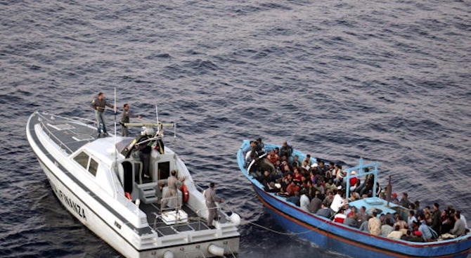 Властите на Тунис позволиха на спасителен кораб с мигранти, намиращ