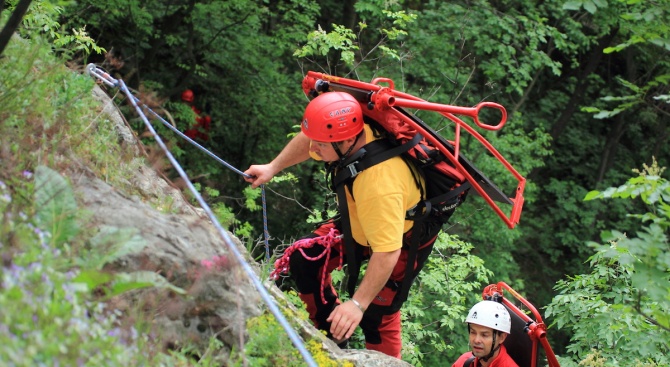 Планински спасители от Благоевград помогнаха на пострадал турист в района