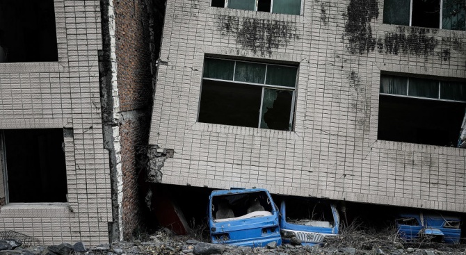 Най-малко 14 души загинаха и 162 бяха ранени при земетресението