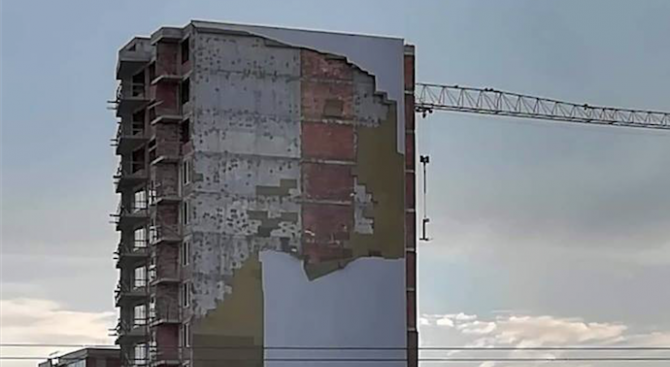 Стотици квадратни метра изолация от 16-етажен блок в Пловдив паднаха