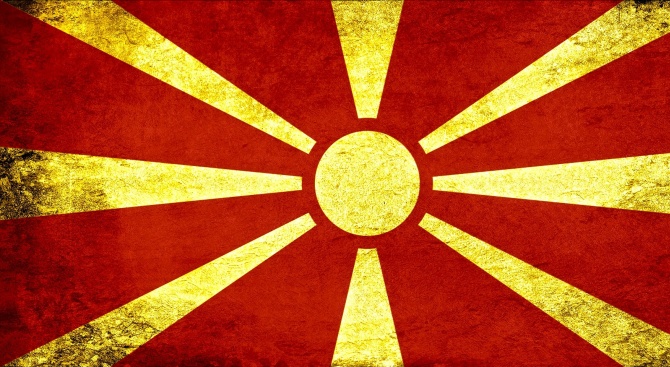 Депутатите от управляващото мнозинство в Македония ще връчат днес предложение
