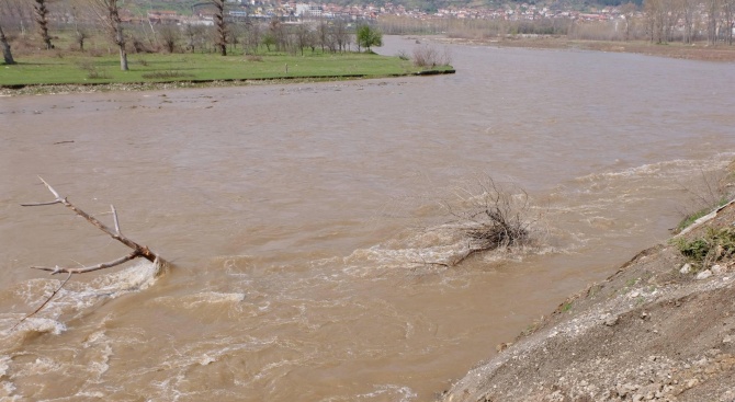 Има опасност от преливане на реки и наводнения в община