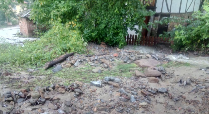 Габровският квартал Ябълка е наводнен след поройния дъжд през изминалата