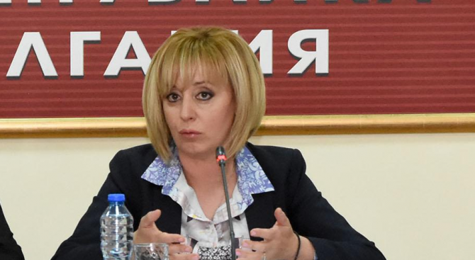 Мая Манолова ще отчете трите години от избора й за