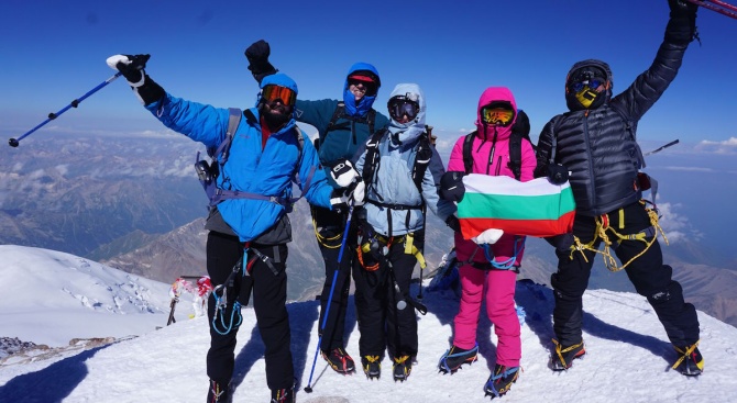 Семейството на Румен Овчаров поздрави от връх Елбрус БСП по